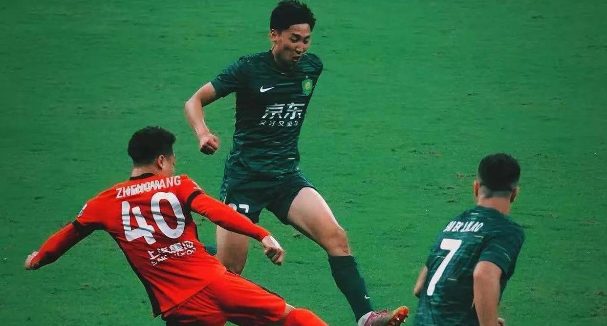 爱游戏体育官网-上海海港关键时刻外线爆发，志在荷甲名次提升，引发热议，心理建设被强调(上海海港最新新闻最新消息)